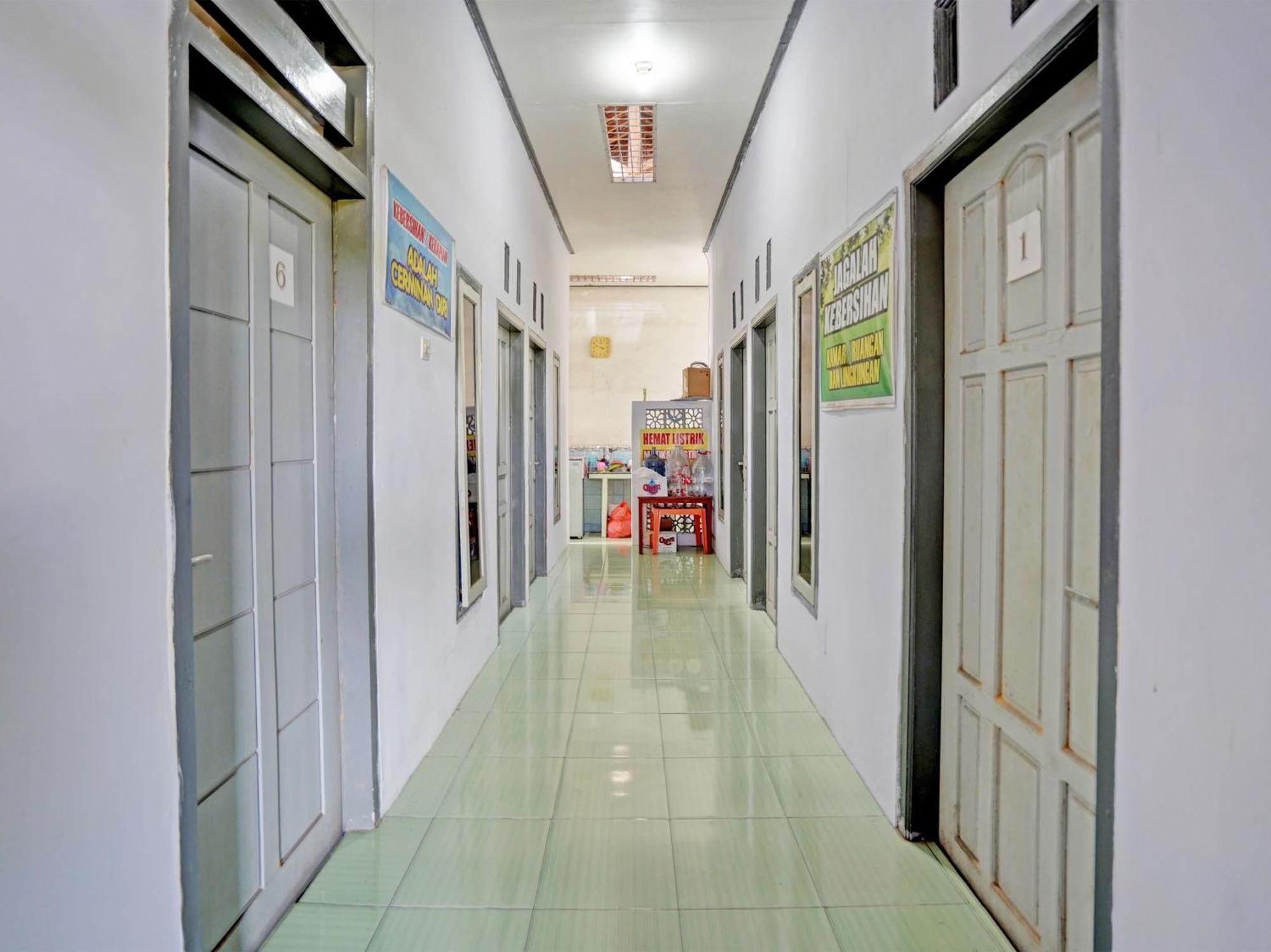 Hotel Oyo Life 92937 Kost Putri Sarkara Syariah Banyuwangi  Exterior foto