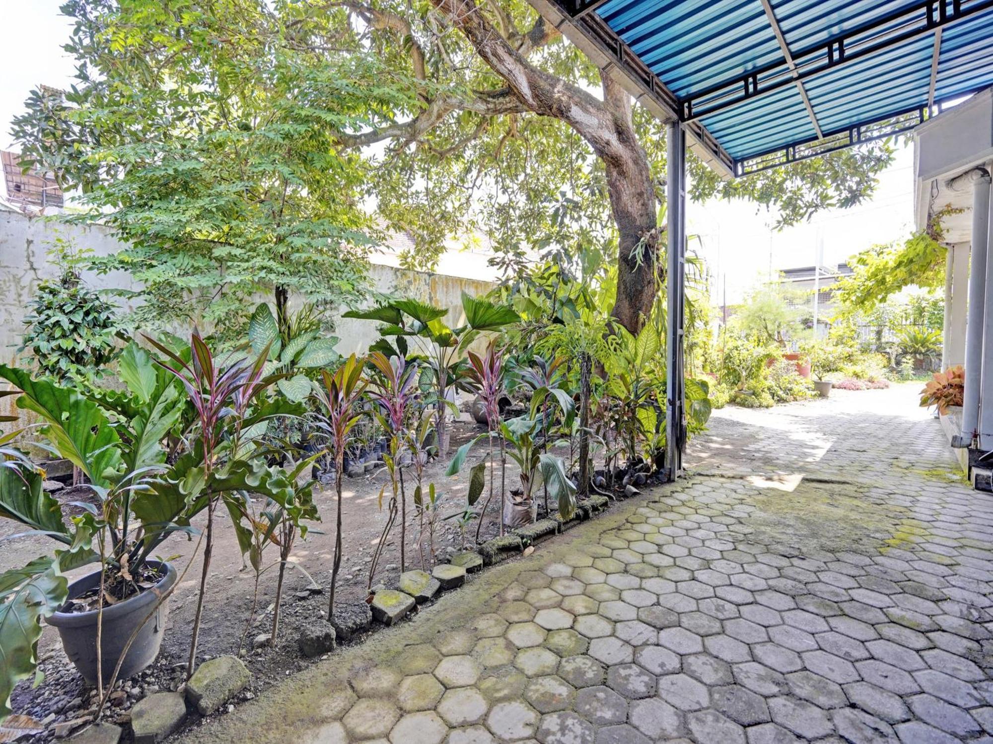 Hotel Oyo Life 92937 Kost Putri Sarkara Syariah Banyuwangi  Exterior foto