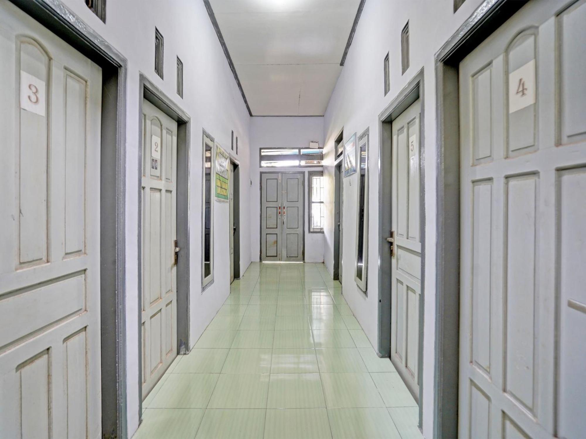 Hotel Oyo Life 92937 Kost Putri Sarkara Syariah Banyuwangi  Exterior foto