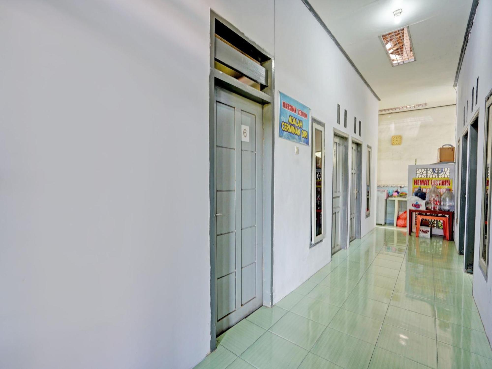 Hotel Oyo Life 92937 Kost Putri Sarkara Syariah Banyuwangi  Exterior foto