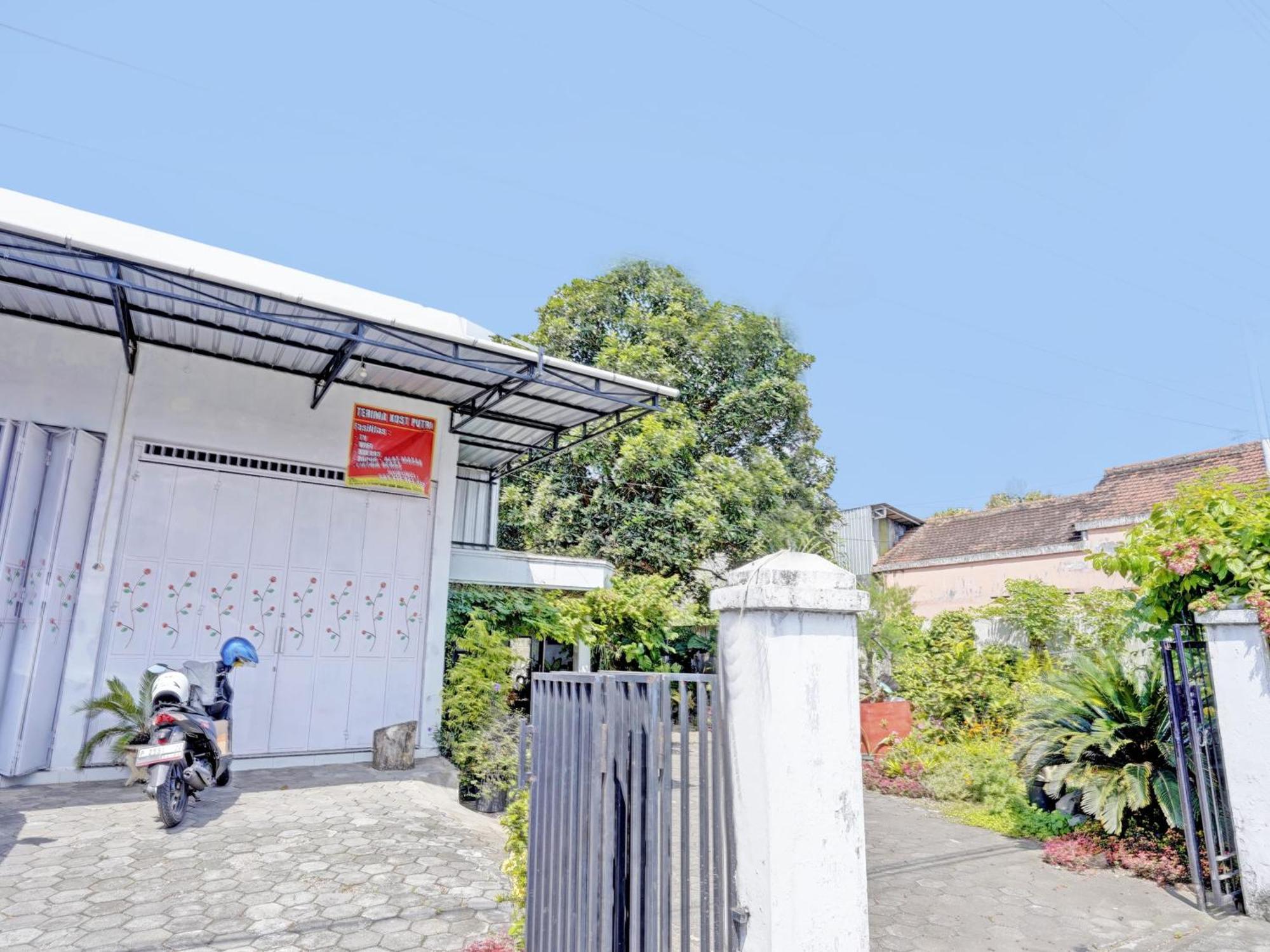 Hotel Oyo Life 92937 Kost Putri Sarkara Syariah Banyuwangi  Exterior foto
