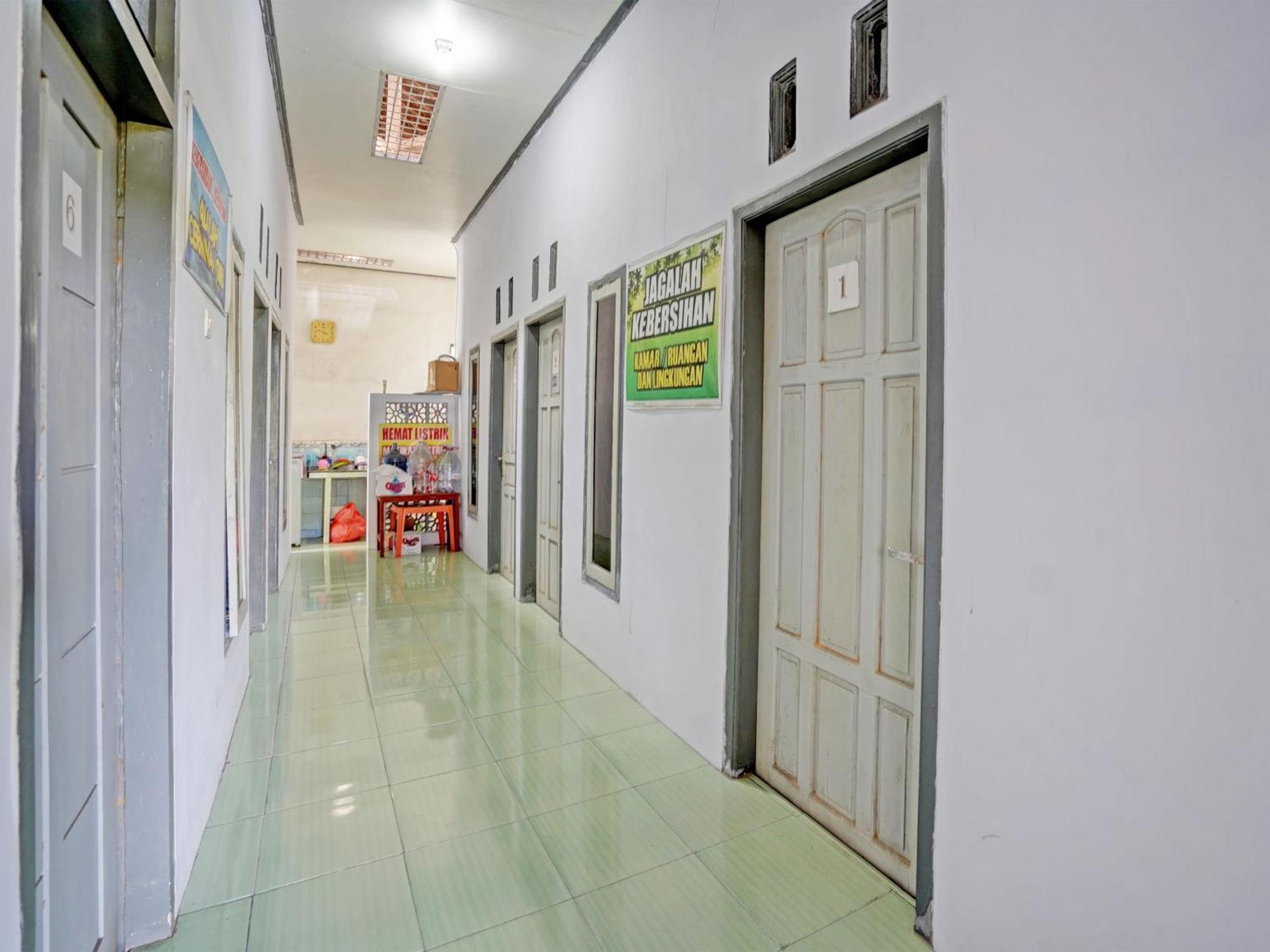 Hotel Oyo Life 92937 Kost Putri Sarkara Syariah Banyuwangi  Exterior foto