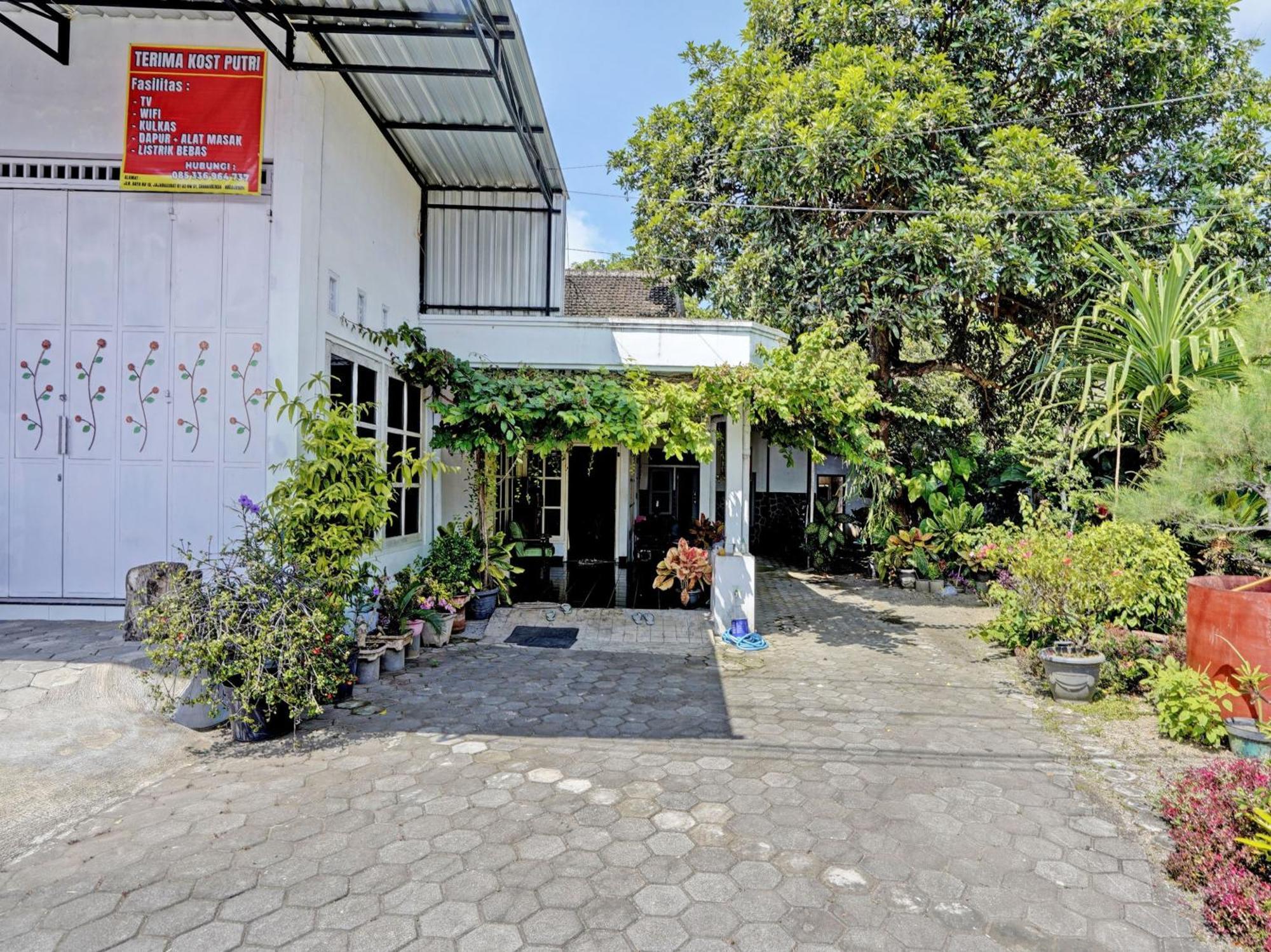 Hotel Oyo Life 92937 Kost Putri Sarkara Syariah Banyuwangi  Exterior foto
