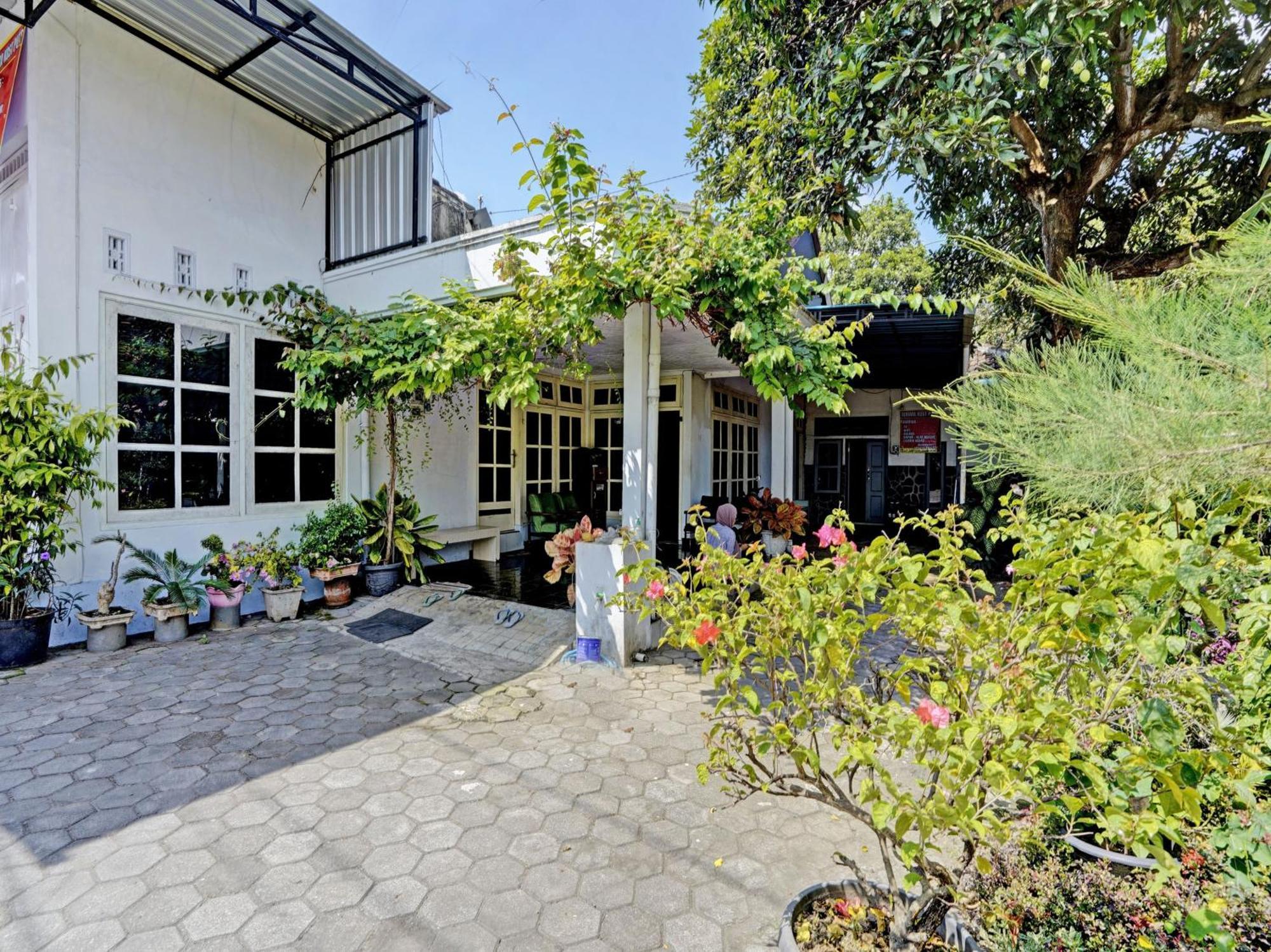 Hotel Oyo Life 92937 Kost Putri Sarkara Syariah Banyuwangi  Exterior foto