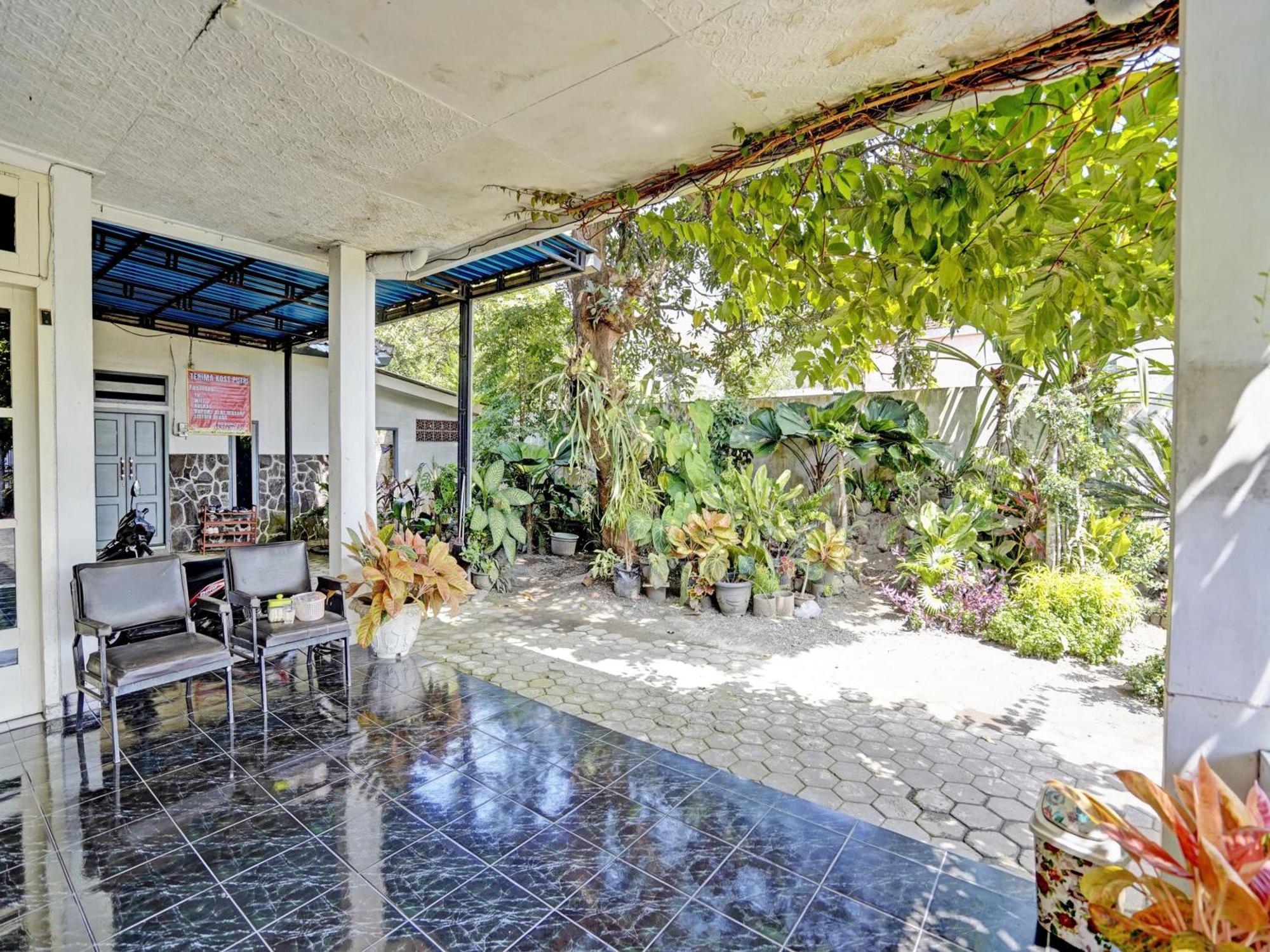 Hotel Oyo Life 92937 Kost Putri Sarkara Syariah Banyuwangi  Exterior foto