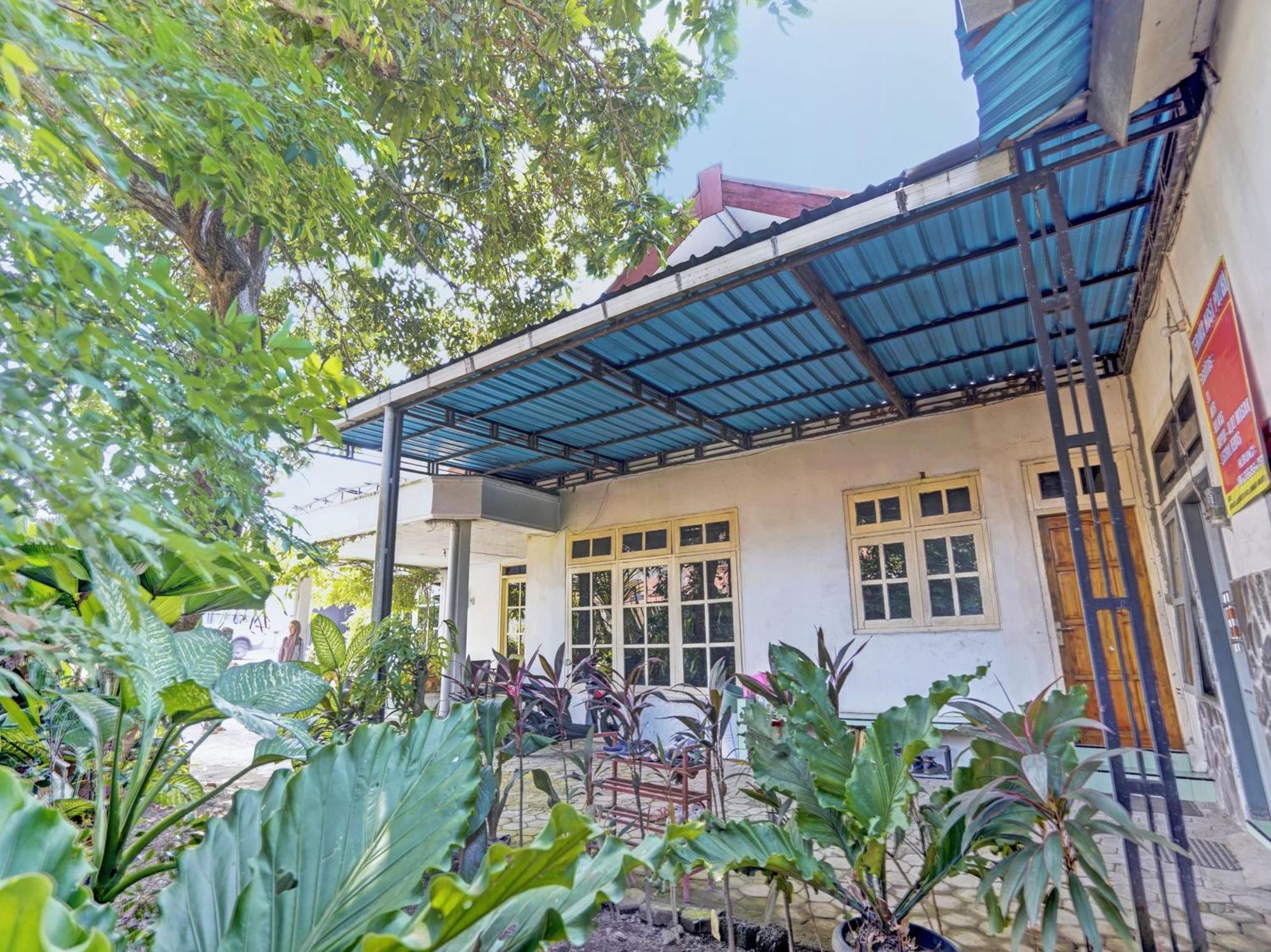 Hotel Oyo Life 92937 Kost Putri Sarkara Syariah Banyuwangi  Exterior foto