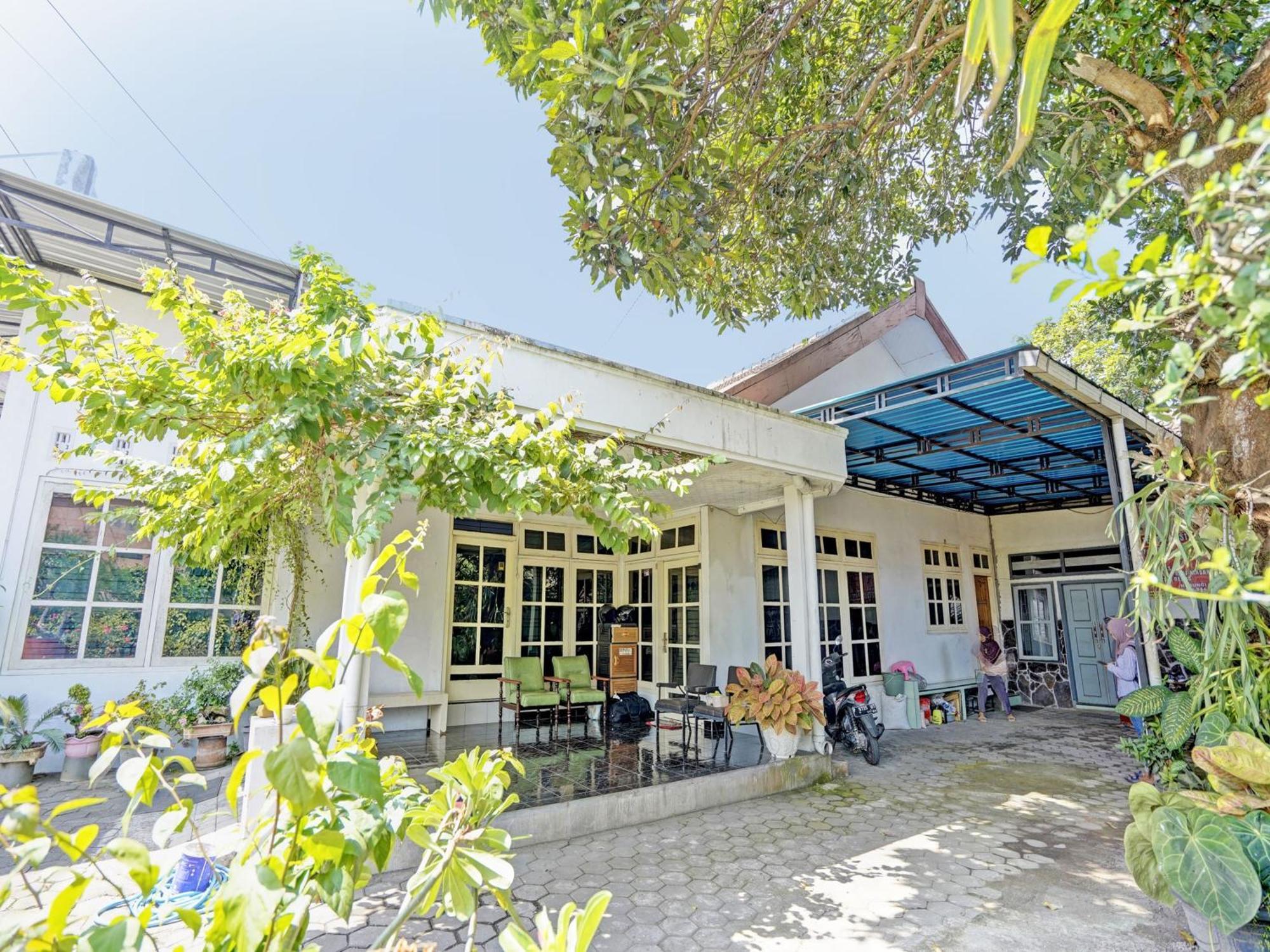 Hotel Oyo Life 92937 Kost Putri Sarkara Syariah Banyuwangi  Exterior foto